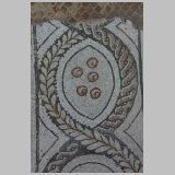 1558 ostia - regio i - insula iv - casa di bacco fanciullo (i,iv,3) - mosaik im hof - detail li oben - 2016.jpg